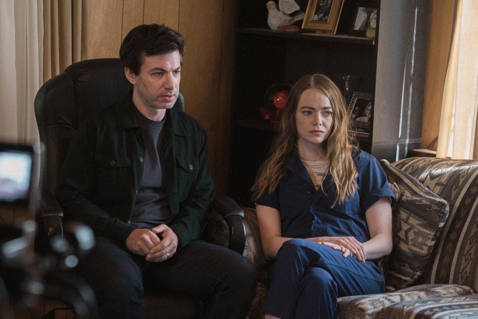 THE CURSE, from left: Nathan Fielder, Emma Stone, Land of Enchantment', (Season 1, ep. 101, aired Nov. 12, 2023). photo: Richard Foreman Jr. / ©Showtime / Courtesy Everett Collection