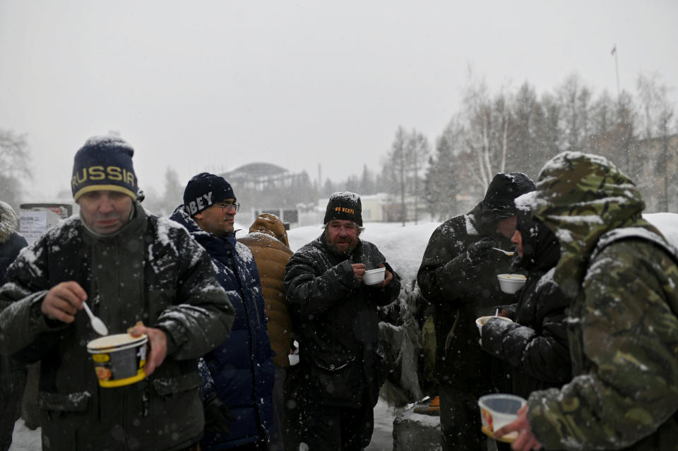 Cáritas les proporciona comida y ropa a los sintecho de la ciudad para ayudarles durante los meses más fríos del invierno. (Foto: Alexey Malgavko / Reuters).