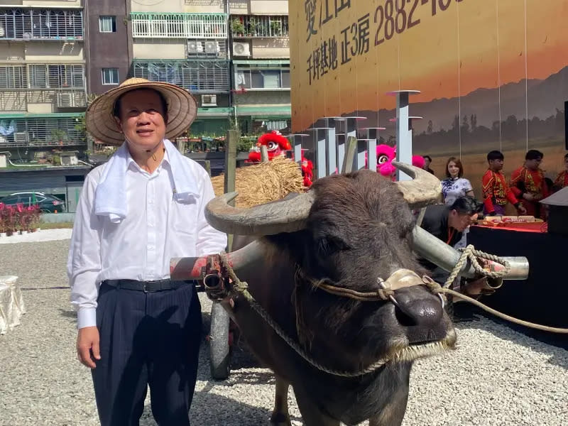 ▲鄉林集團董事長賴正鎰今（1）戴著斗笠、牽牛車登場，公開中山區吉林路農安街都更案建案名為「鄉林中山賦」，單價落在160~200萬元間。（圖／記者徐銘穗攝）