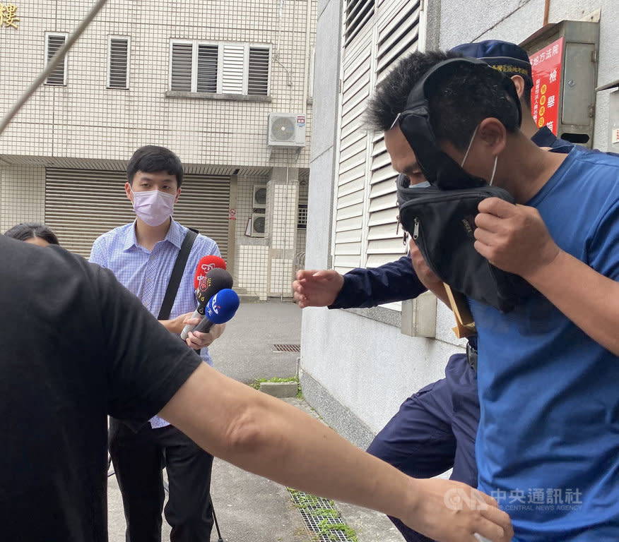 太魯閣號事故50人罹難，肇事人李義祥（右）違法擔任工地主任。（中央社/檔案照片）