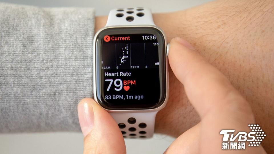 蘋果建議用戶強制重啟Apple Watch，可以暫時解決幽靈觸控災情。（示意圖／達志影像Shutterstock）