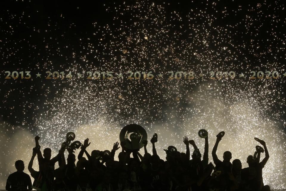 The Paris Saint Germain team celebrate winning the during French League One championship by lifting the trophy after the end of season game between PSG and Metz at the Parc des Princes stadium in Paris, France, Saturday, May 21, 2022. (AP Photo/Michel Spingler)