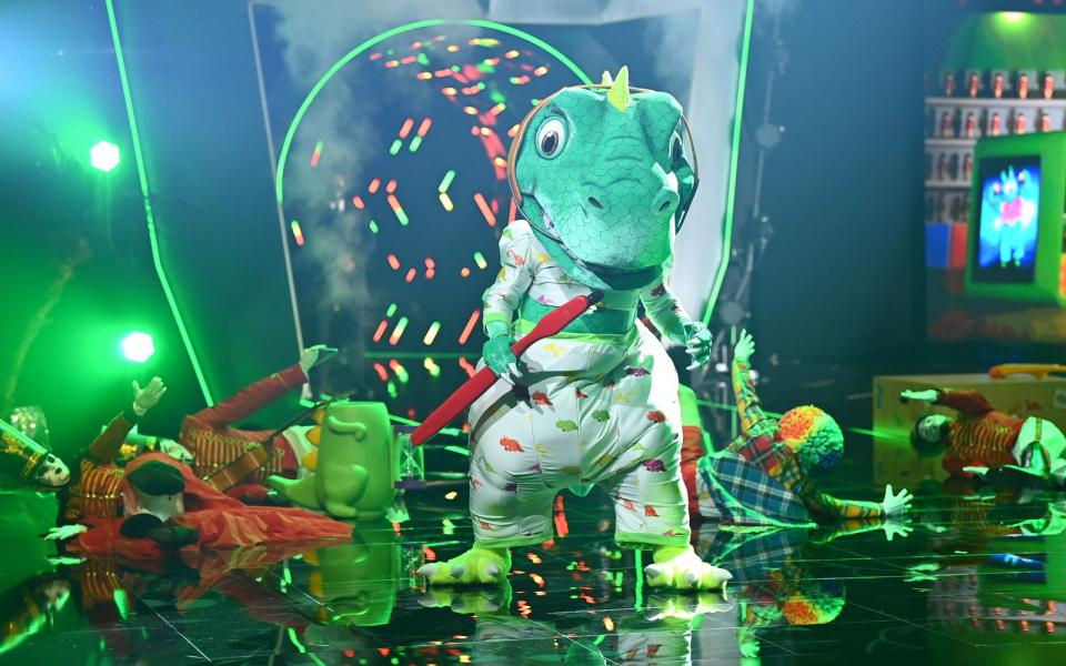 Genialer Showopener: Der Dinosaurier ließ es mit "Dynamite" von den K-Pop-Königen BTS gleich richtig krachen. (Bild: ProSieben/Willi Weber)