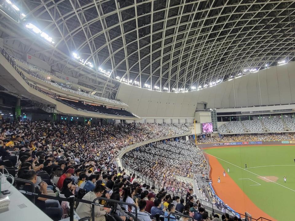 樂天桃猿在台北大巨蛋主場首戰，坐第2層看台的人數比在B1第1層人數多。羅惠齡/攝