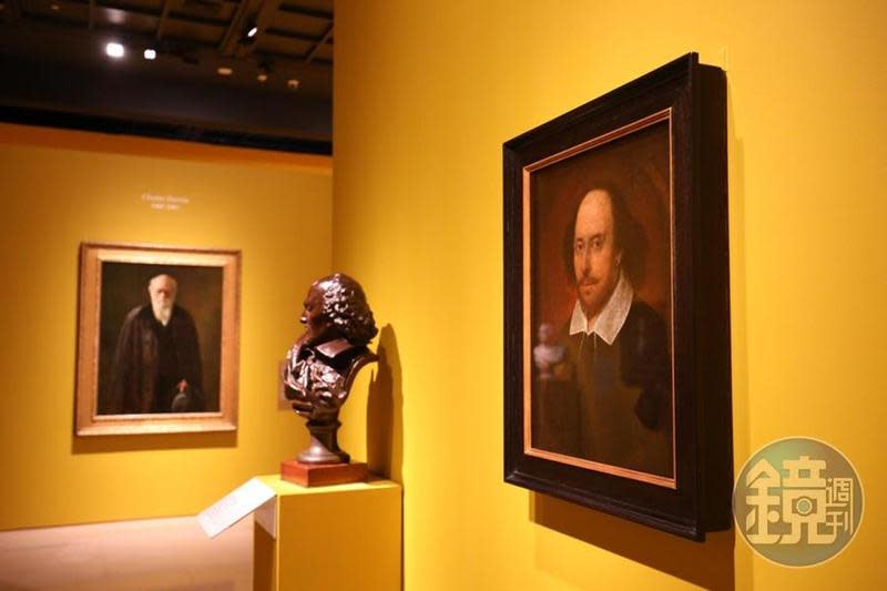 在來自英國國家肖像藝廊的《時代的臉孔：從莎士比亞到紅髮艾德》展覽中，莎士比亞與紅髮艾德背對背，又與達爾文隔空相望。