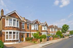 B0KMRX A row of typical 3 bed semi detached Victorian/Edwardian houses in suburbia.. Image shot 05/2008. Exact date unknown.