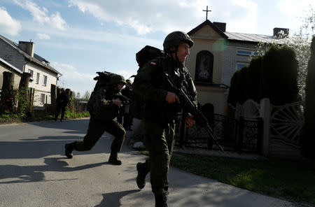 Territorial soldiers train in moving through an urban area on the outskirts of Siedlce, Poland, April 21, 2018. REUTERS/Kacper Pempel/Files