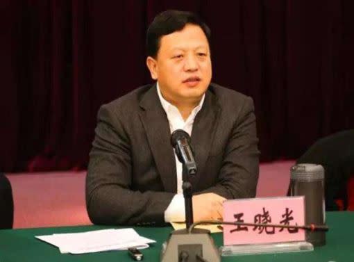 貴州省副省長王曉光，家中堆滿一屋的茅台酒，高達4000多瓶，為了銷贓，他還分批倒入自家馬桶，以消滅證據。（圖／翻攝自新華網）