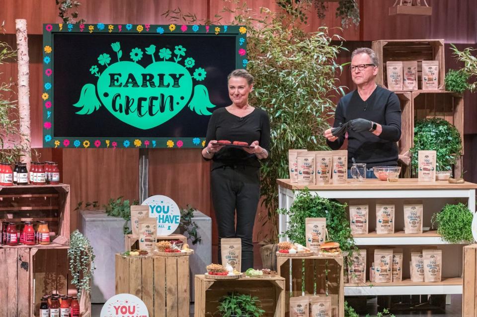 Ein starkes Paar, ein leckeres Produkt: Nicole und Bernd Sell verführten die "Großkatzen" zum fleischlosen Grill-Vergnügen. (Bild: RTL / Bernd-Michael Maurer)