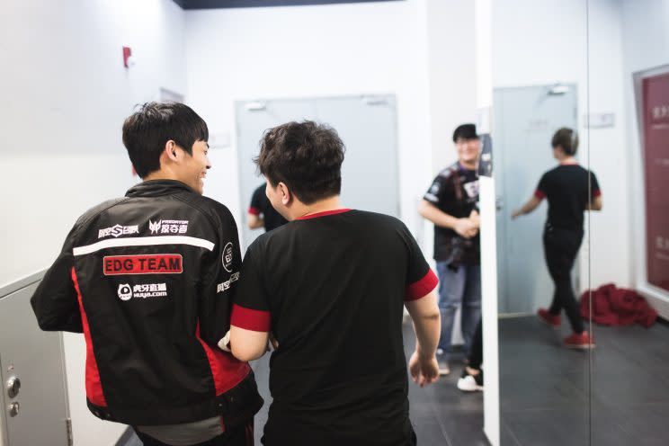 AmazingJ and Mouse in the halls of the LPL venue in 2016 (刘一村)