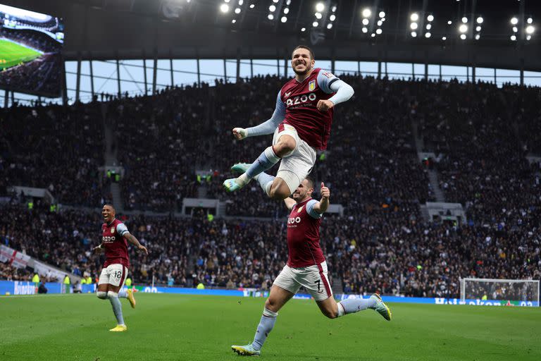 El argentino Emiliano Buendía festeja un gol ante Tottenham con la camiseta de Aston Villa