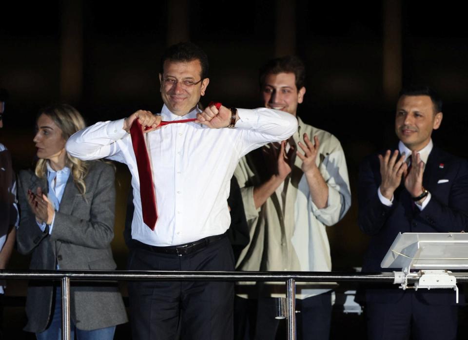 Ekrem Imamoglu, mayoral candidate of the main opposition CHP, takes off his tie as he addresses his supporters (REUTERS)