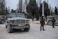 Tropas en uniformes sin distintivos montan guardia en Balaklava, en las afueras de Sebastopol, Ucrania, el sábado 1 de marzo de 2014. Un emblema en uno de los vehículos y su número de placas los identifica como parte del ejército ruso. El presidente ruso, Vladimir Putin, solicitó permiso al parlamento ruso para usar las fuerzas militares del país en la región ucraniana de Crimea, informó el Kremlin el sábado 1 de marzo de 2014. (AP Foto/Andrew Lubimov)