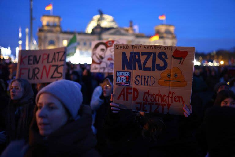 Un participante sostiene un cartel durante una manifestación contra el racismo y la política de extrema derecha frente al edificio del Reichstag en Berlín, Alemania, el 21 de enero de 2024
 (CHRISTIAN MANG / AFP)