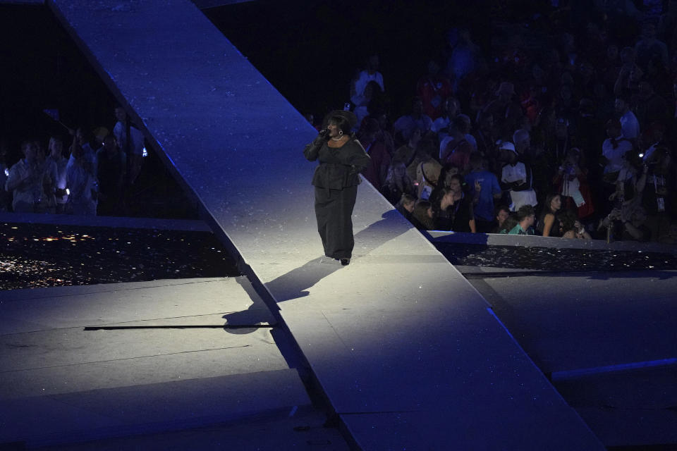 Yseult canta durante la ceremonia de clausura de los Juegos Olímpicos de Verano de 2024 en el Stade de France, el lunes 12 de agosto de 2024, en Saint-Denis, Francia. (Foto AP/Rebecca Blackwell)