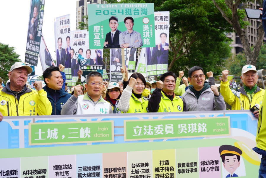 圖／扮演車長的立委吳琪銘，在新北市選委會前以政見列車的方式，提出一系列的政策與理念。（圖／立委吳琪銘辦公室提供）