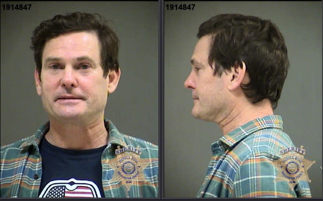 El actor Henry Thomas en fotos policiales proporcionadas por la oficina del alguacil del condado de Washington. Las autoridades dicen que Thomas, quien de niño protagonizó "E.T. the Extra-Terrestrial" ("E.T., el extraterrestre"), fue arrestado por conducir ebrio en Oregon. (Washington County Sheriff's Office via AP)