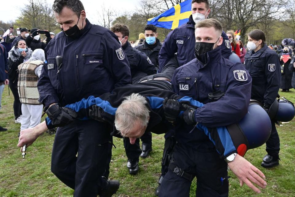 Woher kommt der Hass? Thilo Mischke versuchte es herauszufinden (Bild von einer Querdenker-Demonstration im April in Berlin). (Bild: ohn MACDOUGALL / AFP) (Photo by JOHN MACDOUGALL/AFP via Getty Images)