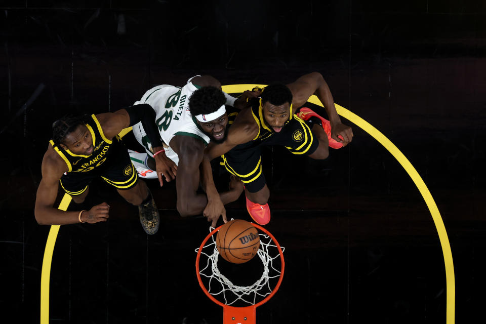 Andrew Wiggins（圖右）與Jonathan Kuminga（圖左）浮現無法共存的隱憂。（NBA Photo by Ezra Shaw/Getty Images）