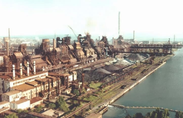 亞速鋼鐵廠（Azovstal steel factory）曾是烏克蘭守住馬里烏波爾的最後據點，後來落入俄軍之手。(資料照片)   圖 : 翻攝自「樞密院十號」（資料照片）
