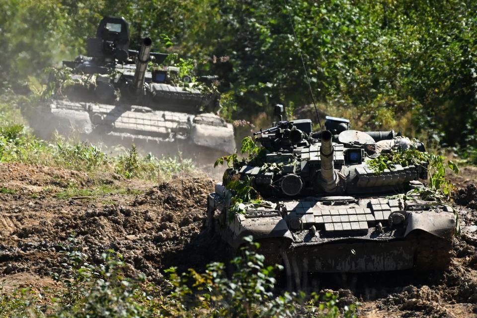 Russian T-80 tanks