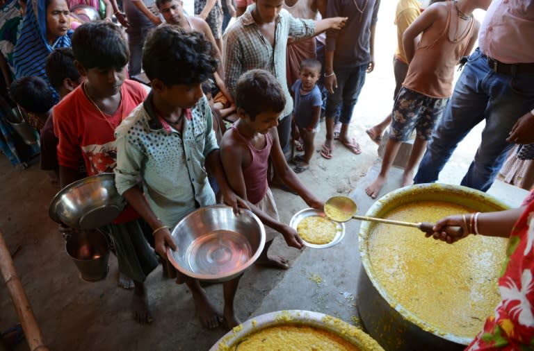 Indian villagers queue for food in the flood-hit village of Dagrua in Bihar