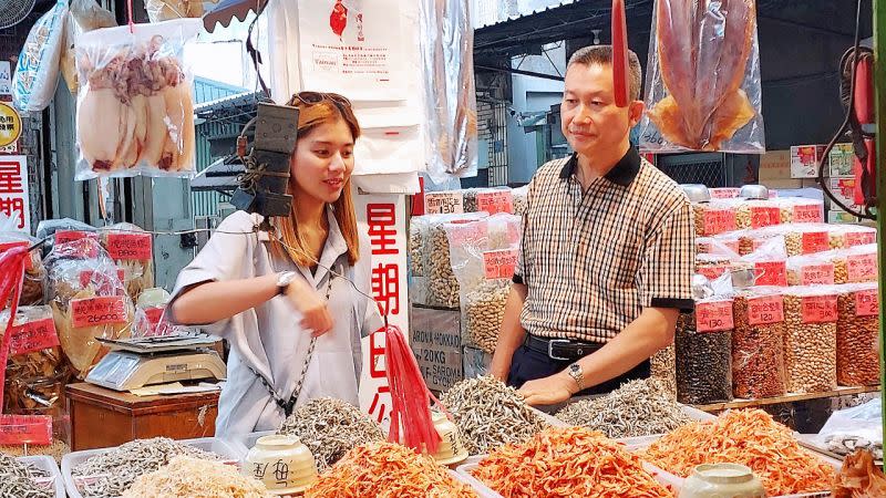 ▲曾任香港TVB電視外景節目主持人許綽婷，用香港人視角，探索高雄人引以為傲的南北貨一條街。（圖／三鳳中街提供）