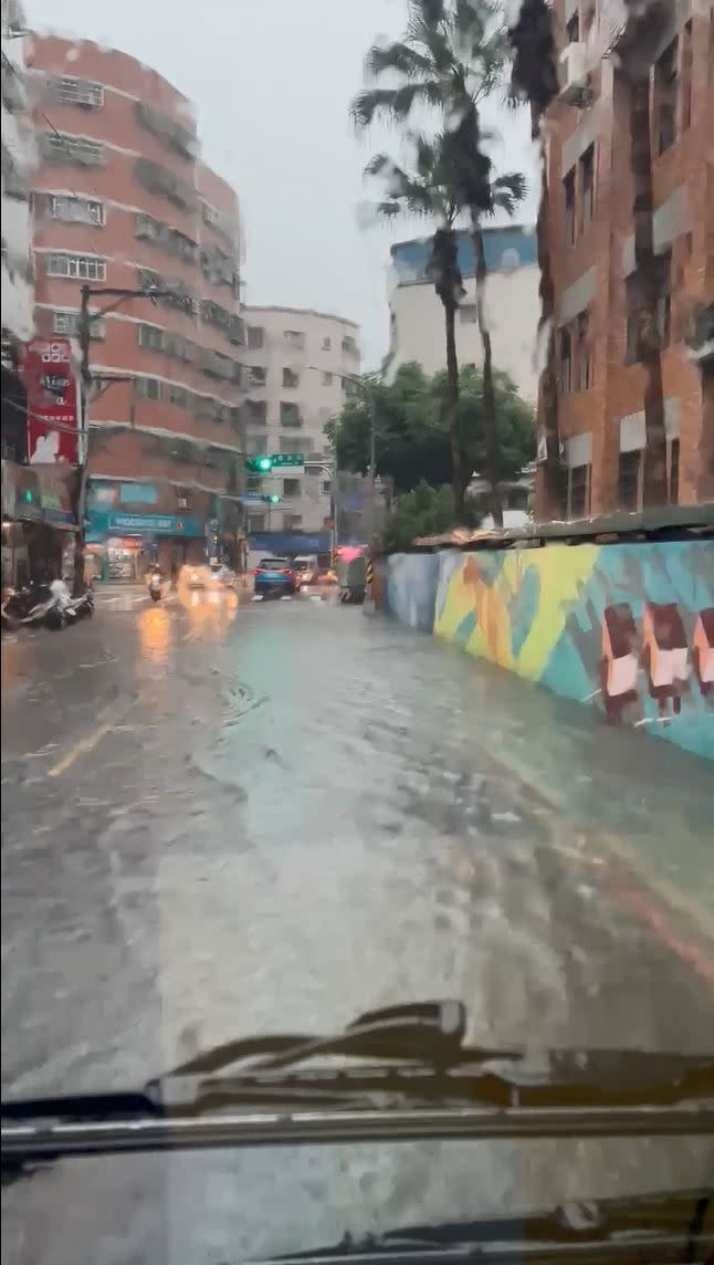 中和華新街淹水成河。（圖／網友余庭輝提供）