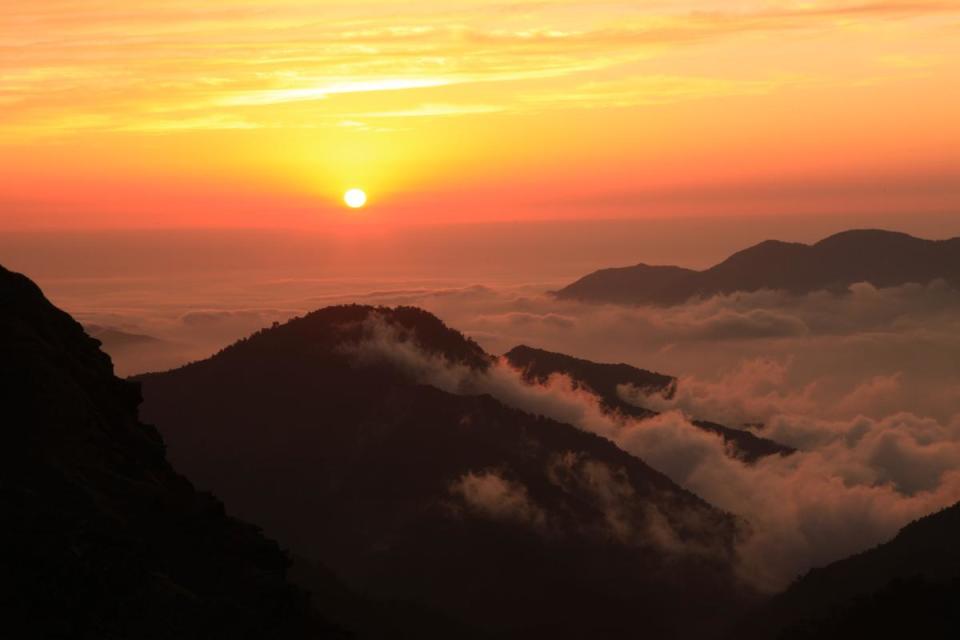 大陸池旁的夕陽與雲海。