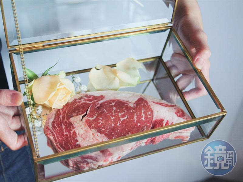 「美國Prime牛小排」以質感玻璃珠寶盒盛裝。（580元／份）
