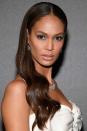 <p>Joan Smalls opted for bright eyes over lips, pairing an electric blue liner with a nude lipstick.</p>