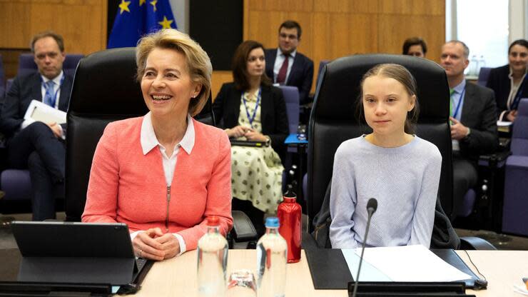 Die schwedische Klimaaktivistin (rechts) am Mittwoch an der Seite der EU-Kommissionspräsidentin in der Sitzung des Kollegiums der Kommissare. Foto: dpa