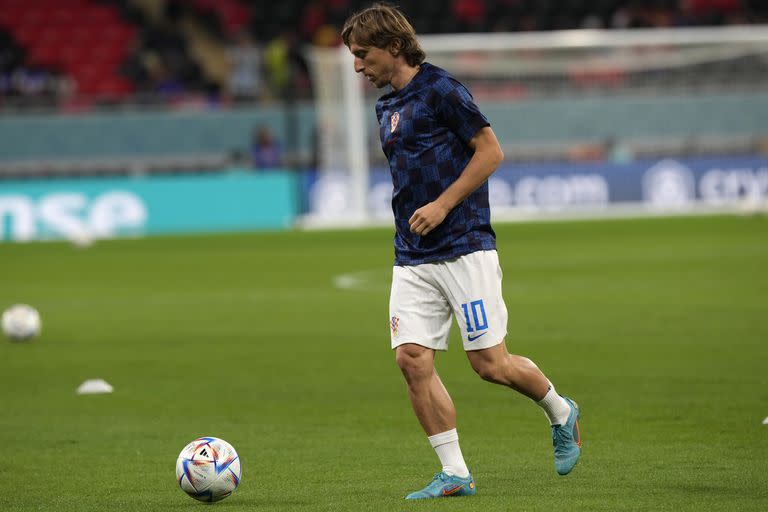 El jugador croata Luka Modric entra en calor con el resto de sus compañeros antes del partido entre Croacia y Bélgica