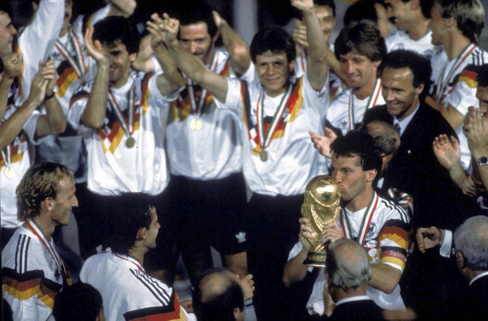 西德在1990年世界盃足球賽奪冠，馬圖斯Lothar Matthäus親吻雷米金盃。  (AP Photo/Carlo Fumagalli, file)