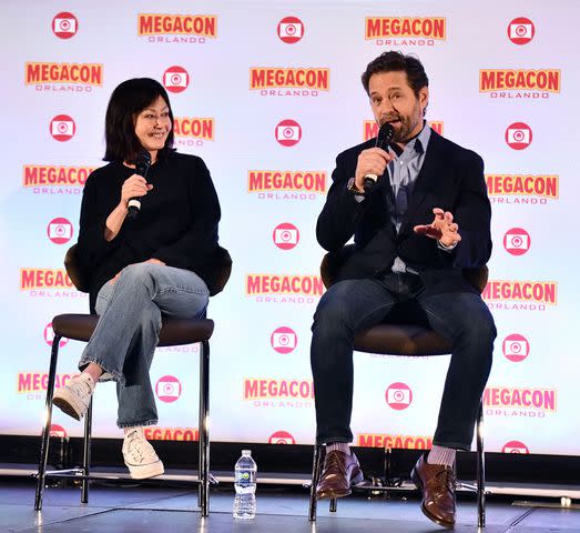 <p>Gerardo Mora/Getty</p> Shannen Doherty and Jason Priestley at MegaCon Orlando.