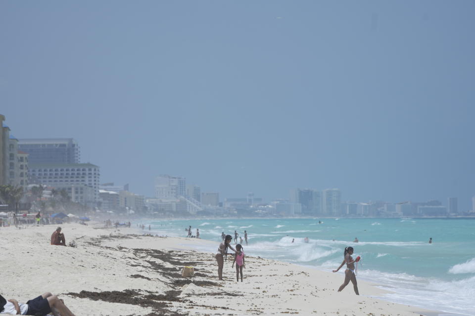 Turistas disfrutan la playa previo a la llegada del huracán Beryl en Cancún, México, el miércoles 3 de julio de 2024. (AP Foto/Fernando Llano)