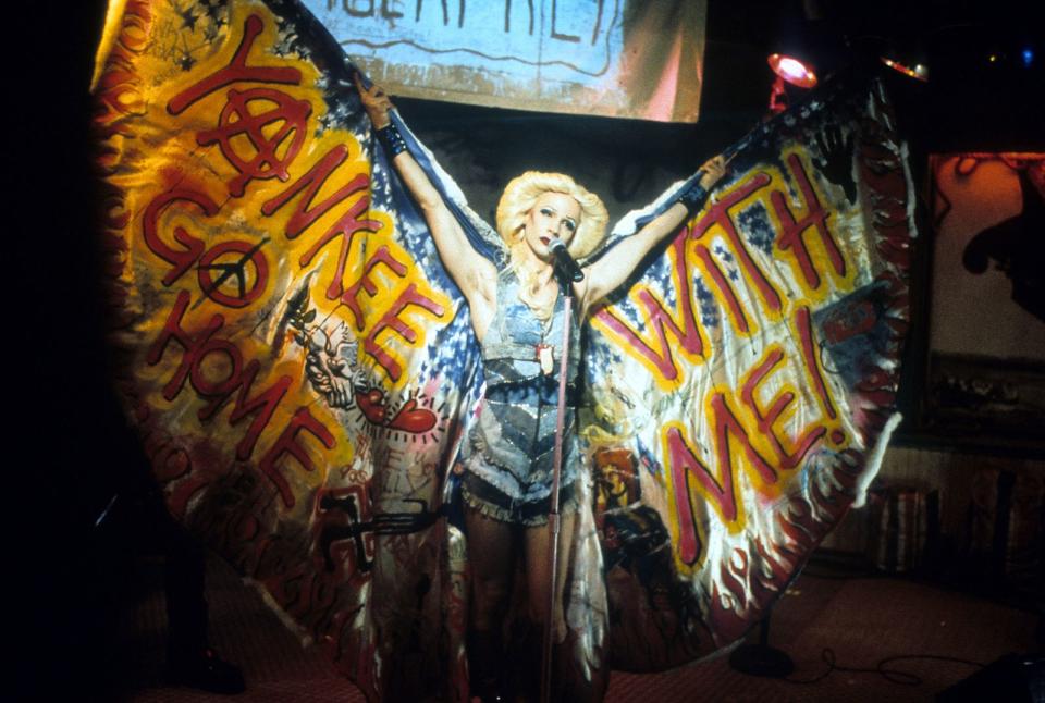 Hansel Schmidt ist trans - und lebt in Ost-Berlin. Als der Teenager einen US-Sergeant kennenlernt, nimmt er den Namen seiner Mutter Hedwig an und startet in die USA als Musikerin durch. Vorher aber lässt Hedwig noch eine Geschlechtsumwandlung durchführen, die schiefläuft - zurückbleibt untenrum ein "Angry Inch". Mit dem wunderbar schrillen "Hedwig and the Angry Inch" verfilmte John Cameron Mitchell 2001 sein eigenes Musical. (Bild: Fine Line Features/Getty Images)