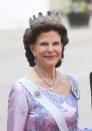 <p>Königin Silvia scheint eine Freundin von besonders prunkvollen Tiaras zu sein. Die Leuchtenberg Saphir Tiara gehört zu einem ganzen Schmuckset. Zu der Krone gehören noch eine Kette, ein Brosche und ein Paar Ohrringe – alles im gleichen Design. (Foto: ddp) </p>