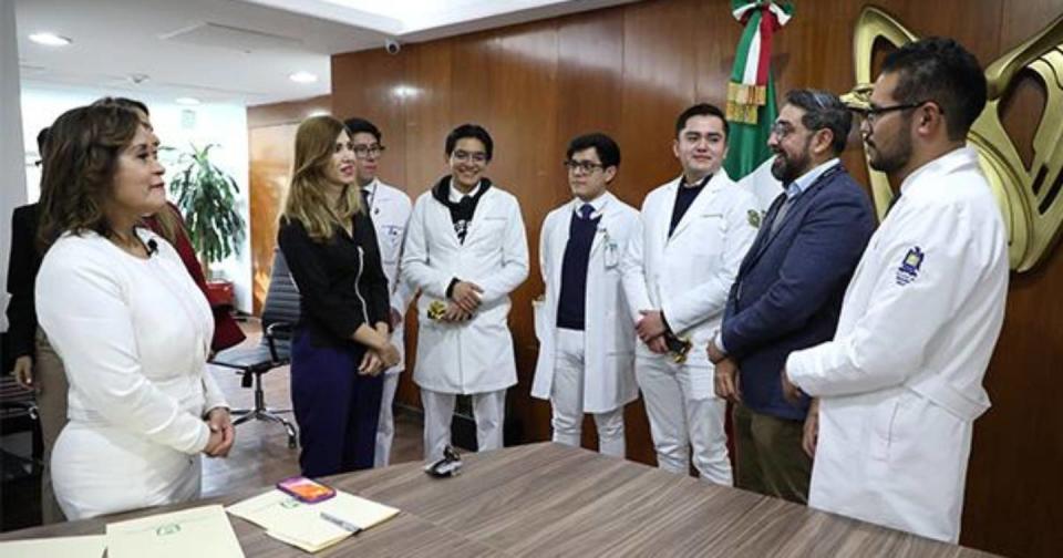 El IMSS reconoce a médicos internos que bailaron el vals con una paciente por sus XV Años. Foto: IMSS