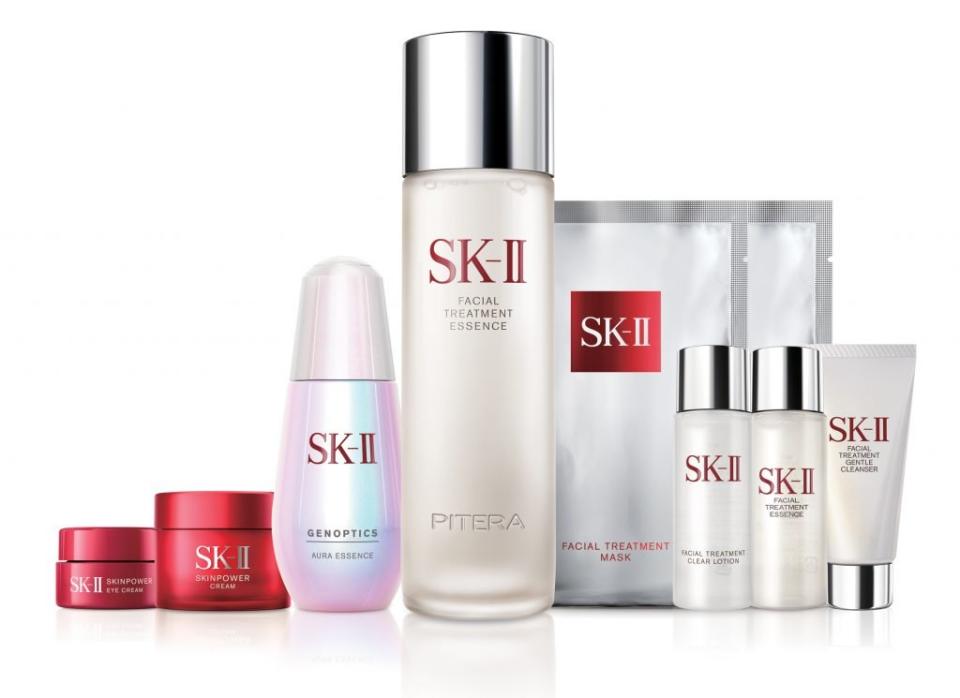 SK-II 鑽光亮膚精華套裝包括：護膚精華「神仙水¹」230mL、肌源鑽光精華「小燈泡²」50mL、淨肌護膚潔面乳 20g、嫩膚清瑩露 30mL、護膚精華「神仙水¹」 30mL、SKINPOWER 能量精華霜 15g、SKINPOWER 能量眼霜 2.5g、護膚面膜2片。