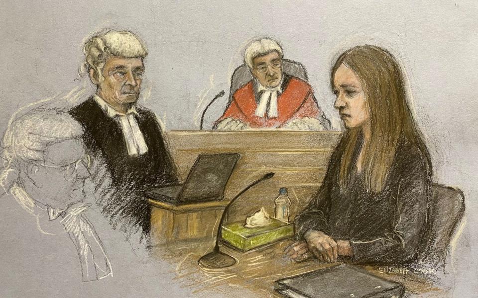 Eine Künstlerskizze von Elizabeth Cook, die zeigt, wie Lucy Letby von ihrem Verteidiger Ben Myers auf der Anklagebank des Manchester Crown Court befragt wird