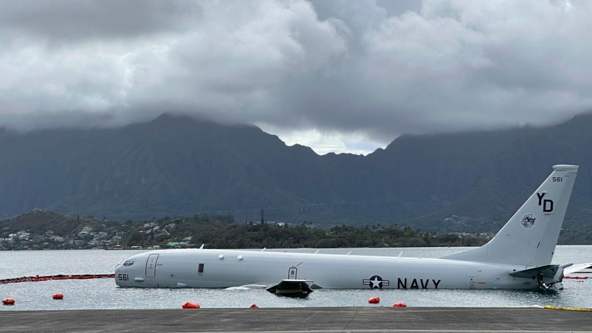 Navy P-8A Poseidon Offloads Fuel After Overshooting Hawaii Runway