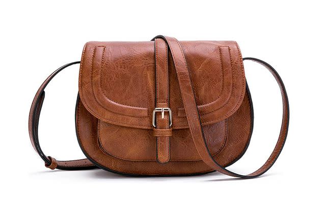 Mindy Kaling's Practical Hands-Free Bag Has a Chain Strap