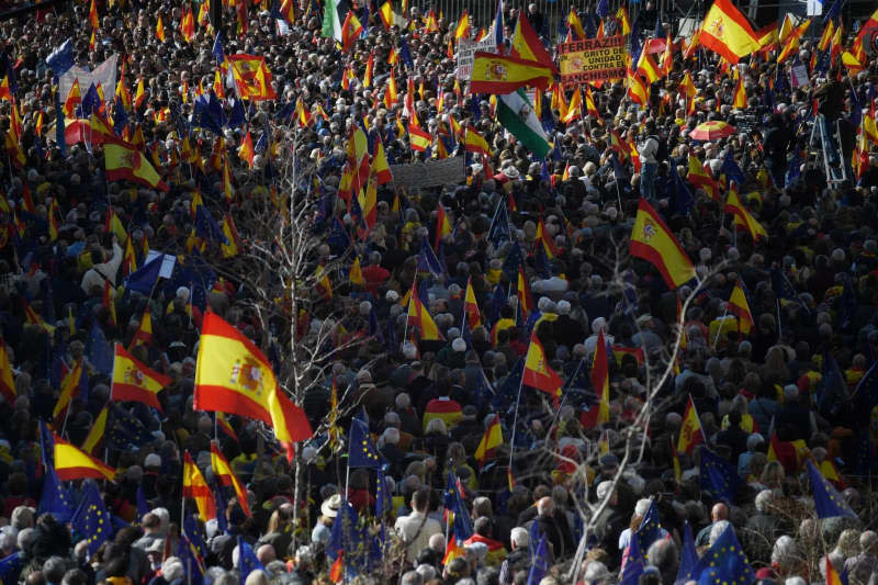People take part in a demonstration called by the People's Party (PP) against the pacts between the Spanish Socialist Workers' Party (PSOE) and the independentism, after the agreement signed to endorse the validation of the three royal decrees law of the Government. Fernando Sánchez/EUROPA PRESS/dpa