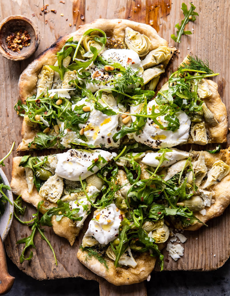 <p>Découvrir la recette <a href="https://www.halfbakedharvest.com/artichoke-pesto-and-burrata-pizza-with-lemony-arugula/" rel="nofollow noopener" target="_blank" data-ylk="slk:ici;elm:context_link;itc:0;sec:content-canvas" class="link ">ici</a></p><br>