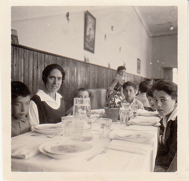 Justa Freire comparte mesa con sus alumnos (Wikipedia/Manolo Rincón/CC BY-SA 4.0)