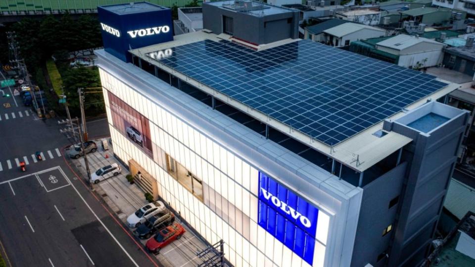 Volvo桃園第二座VRSE 5.0旗艦店為凱桃中壢，可以看到屋頂設有太陽能面板來節電。。(圖片來源/ Volvo)