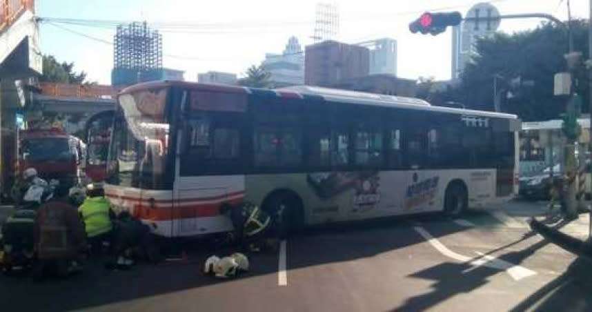 板橋1輛公車今天上午行經北門街時，疑因視線死角撞倒路人。（圖／讀者提供）