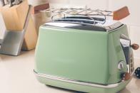 Denn auch frostige Scheiben sind im Toaster im Nu aufgetaut. Bei ganzen Brotlaiben und bloßer Raumtemperatur nimmt dieser Prozess um einiges mehr Zeit in Anspruch. (Bild: iStock/andreygonchar)