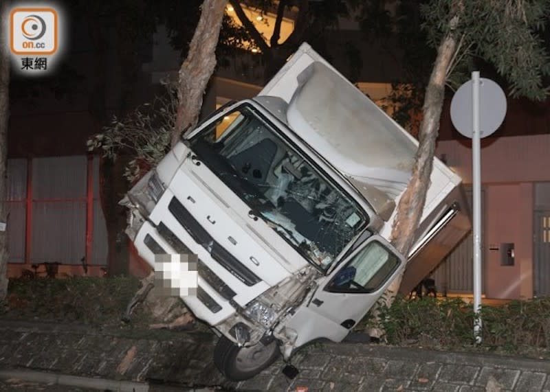 貨車失事後困於2棵大樹之間。(楊日權攝)
